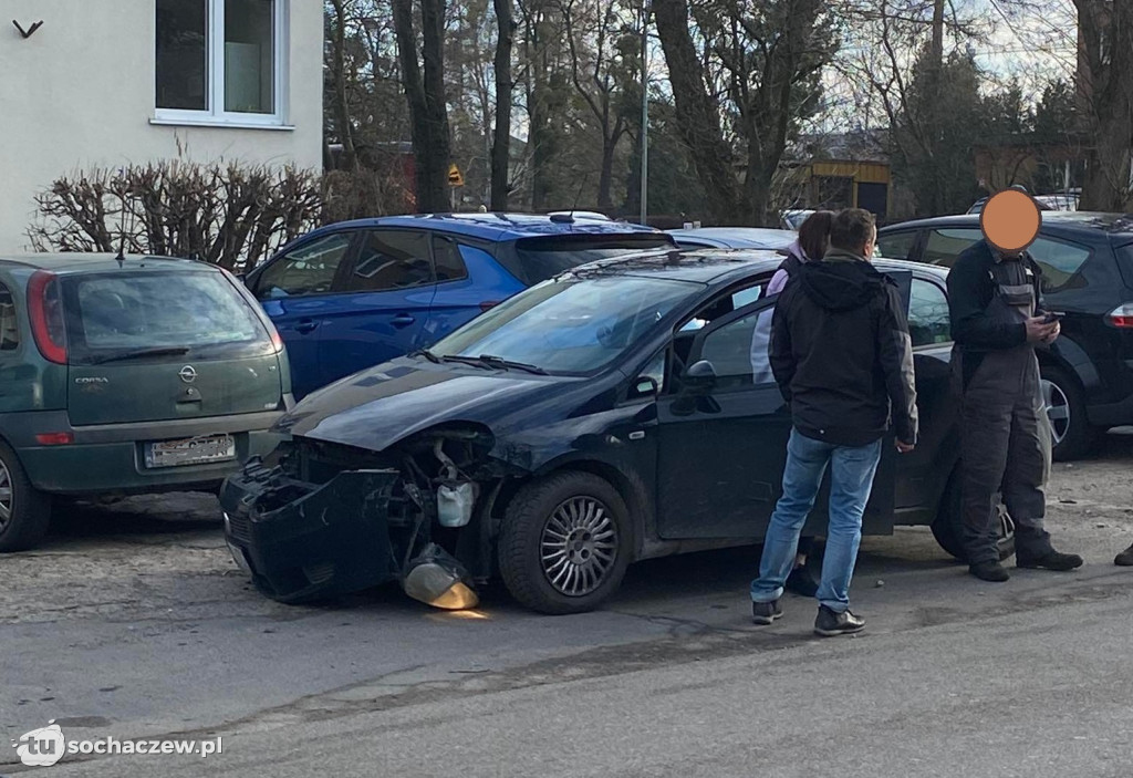 Zderzenie osobówki z kolejką wąskotorową