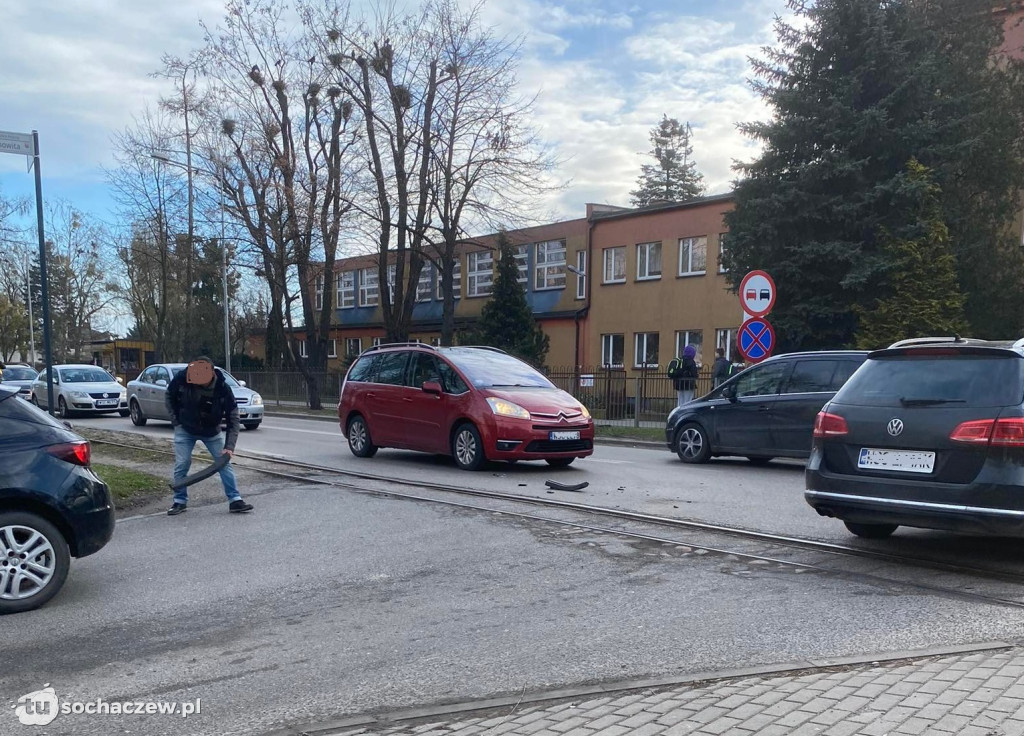 Zderzenie osobówki z kolejką wąskotorową