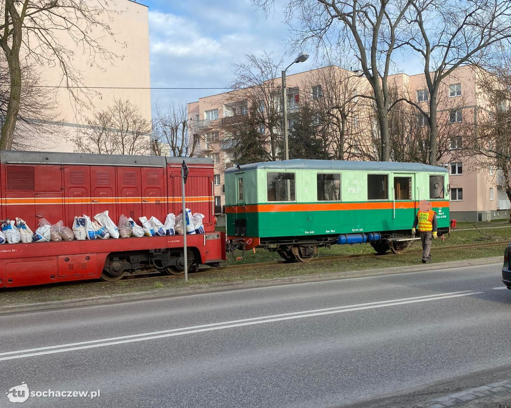 Zderzenie osobówki z kolejką wąskotorową