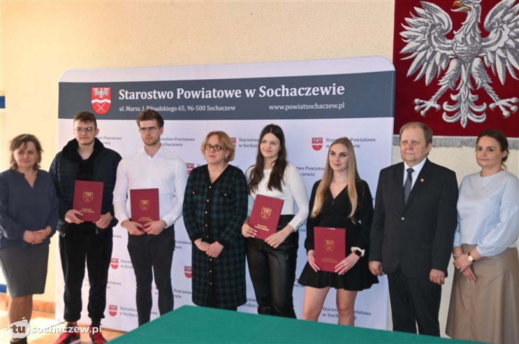 Stypendia starosty wręczone