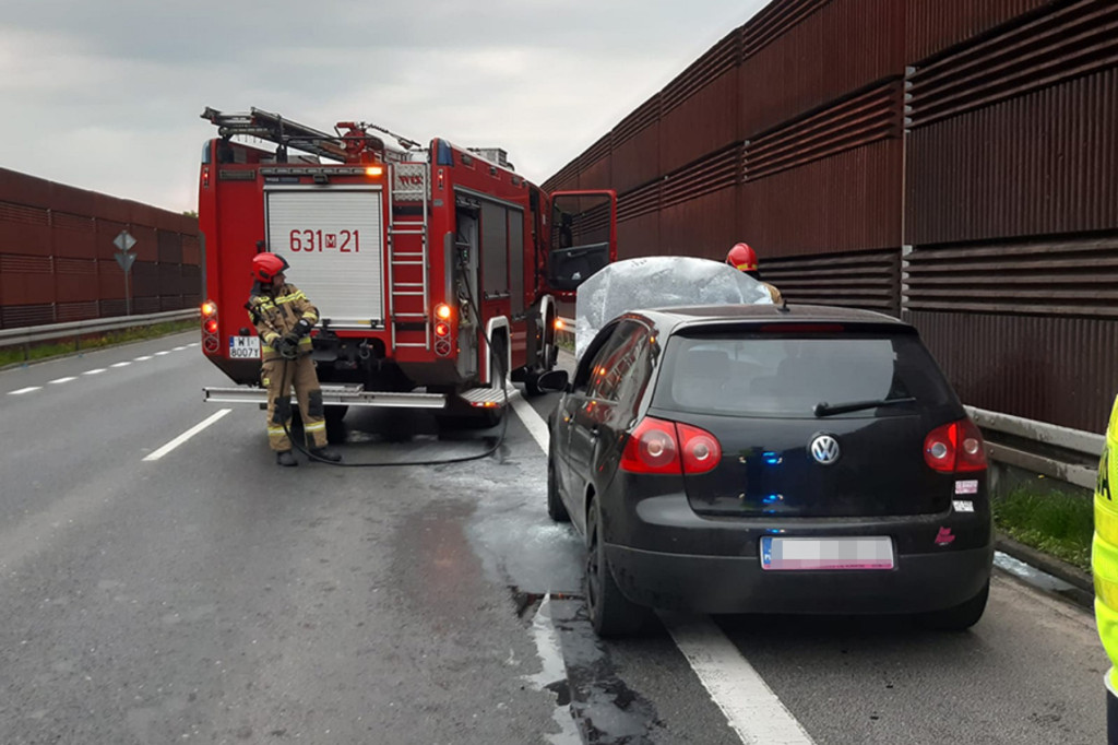 Pożar samochodu w pobliżu ronda na ul. Żyrardowskiej