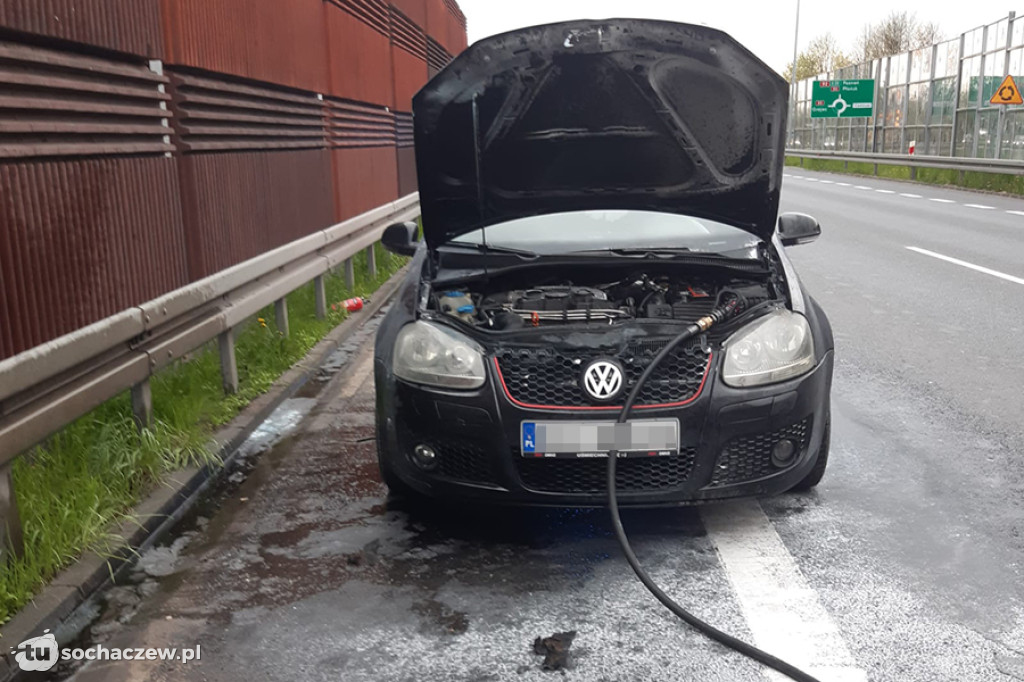 Pożar samochodu w pobliżu ronda na ul. Żyrardowskiej