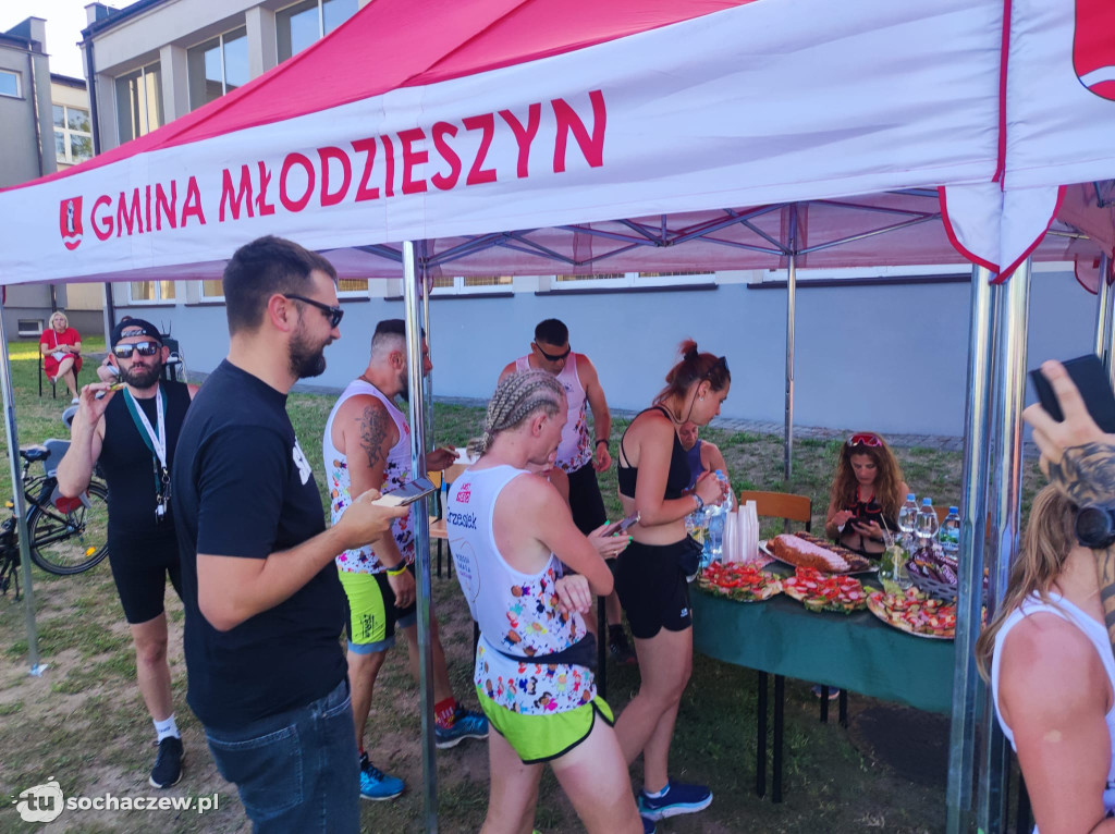 Sztafeta biegaczy w Młodzieszynie