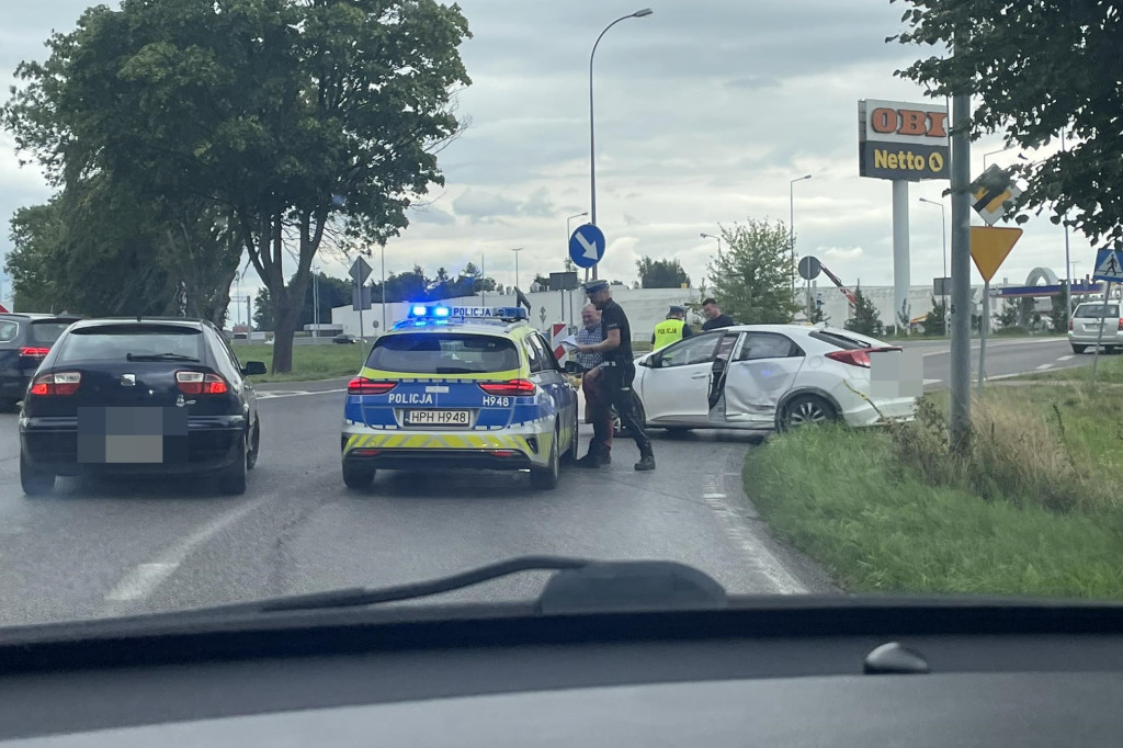 Zderzenie aut na rondzie w Wójtówce