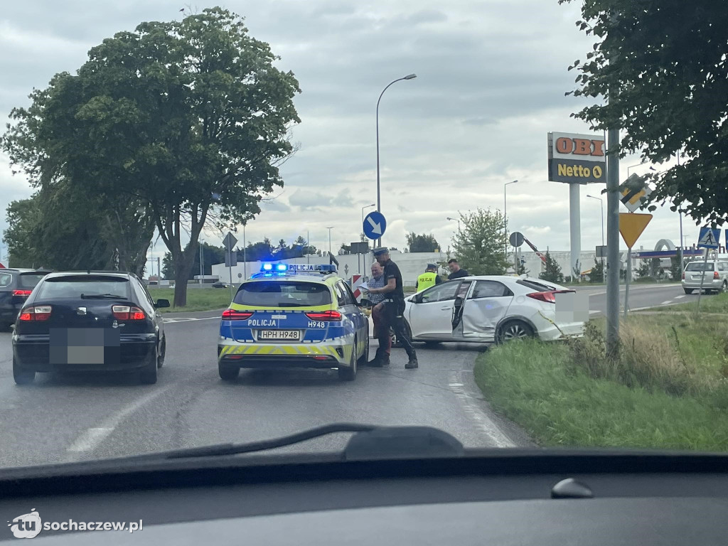 Zderzenie aut na rondzie w Wójtówce