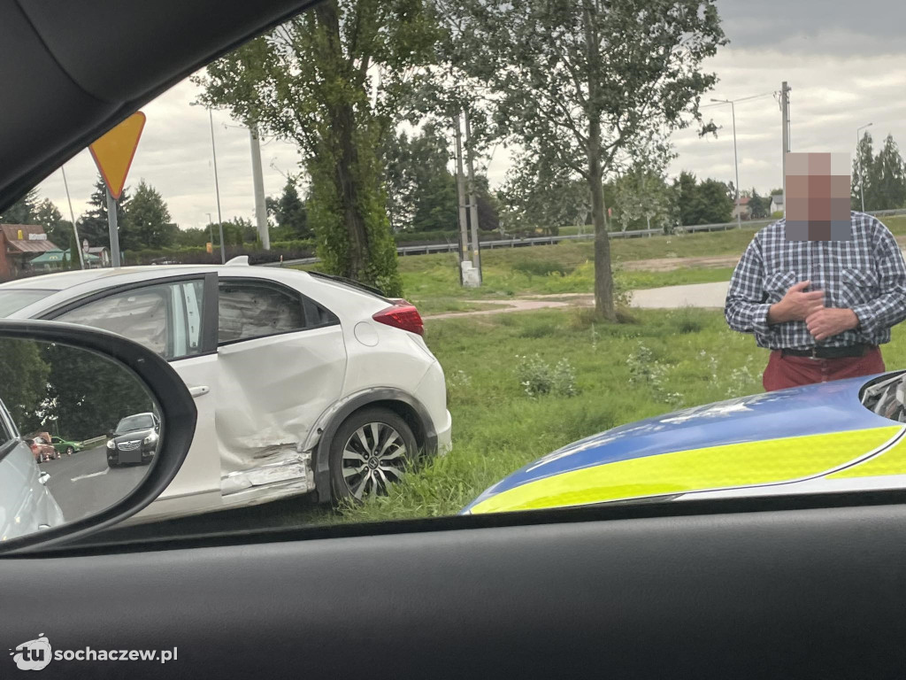 Zderzenie aut na rondzie w Wójtówce