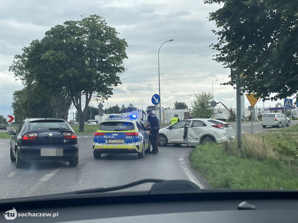 Zderzenie aut na rondzie w Wójtówce