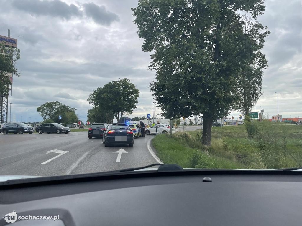 Zderzenie aut na rondzie w Wójtówce