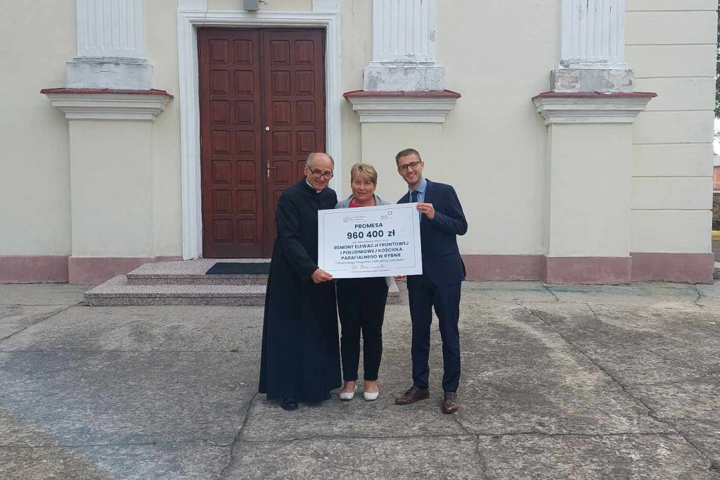 Przekazanie promesy na remont elewacji kościoła w Rybnie