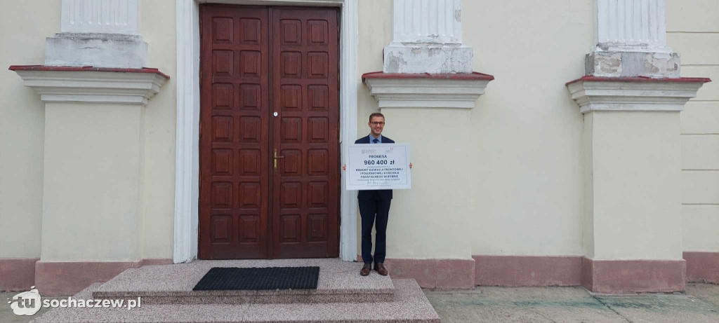 Przekazanie promesy na remont elewacji kościoła w Rybnie