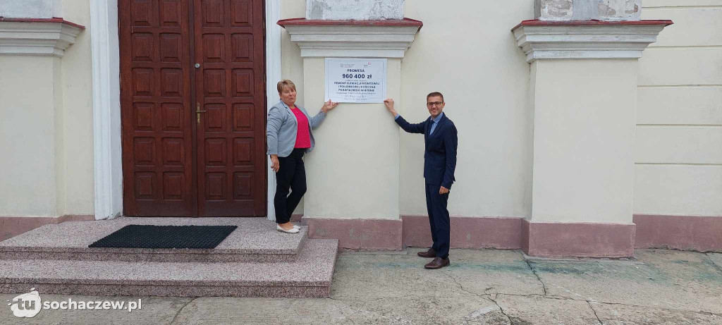 Przekazanie promesy na remont elewacji kościoła w Rybnie