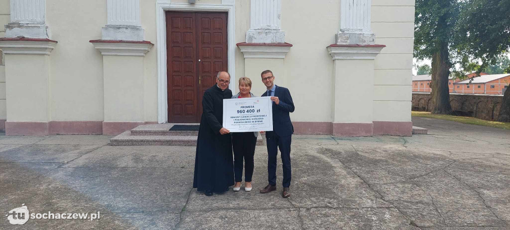 Przekazanie promesy na remont elewacji kościoła w Rybnie