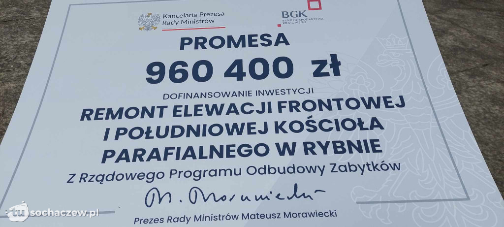 Przekazanie promesy na remont elewacji kościoła w Rybnie