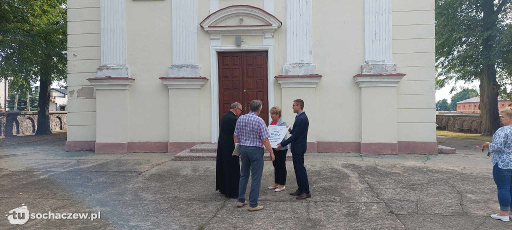 Przekazanie promesy na remont elewacji kościoła w Rybnie
