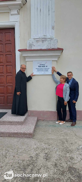 Przekazanie promesy na remont elewacji kościoła w Rybnie