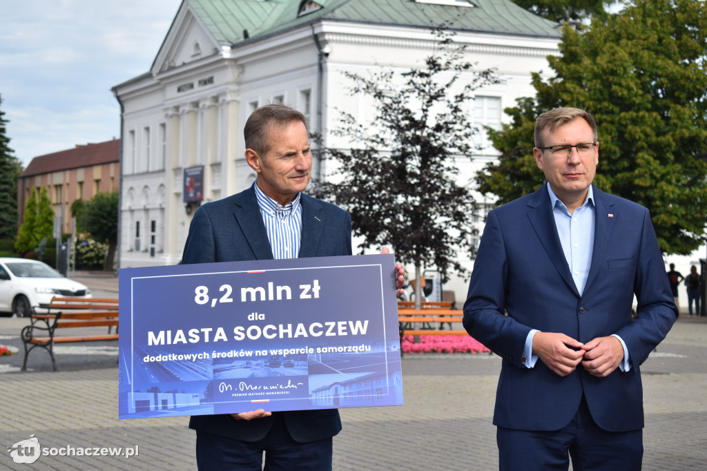 Minister Małecki z promesami na pl. Kościuszki