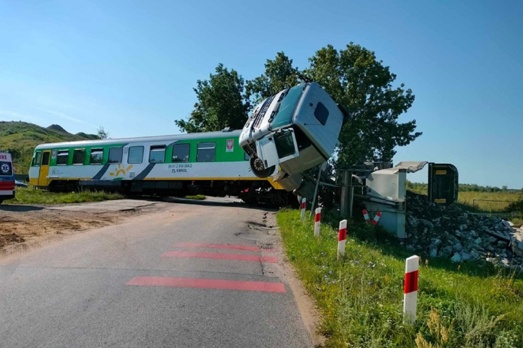Duży wypadek pod Płońskiem z udziałem szynobusu