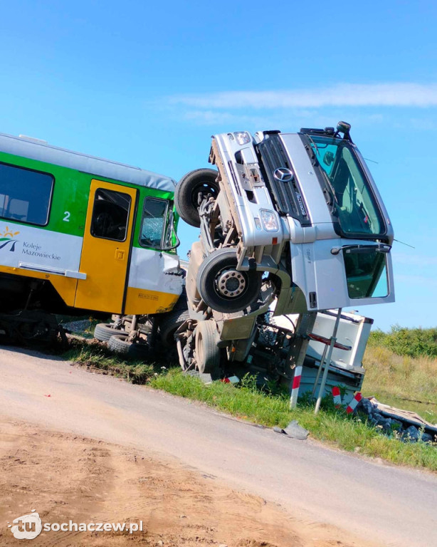 Duży wypadek pod Płońskiem z udziałem szynobusu