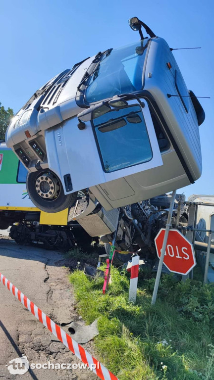 Duży wypadek pod Płońskiem z udziałem szynobusu
