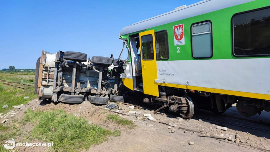 Duży wypadek pod Płońskiem z udziałem szynobusu