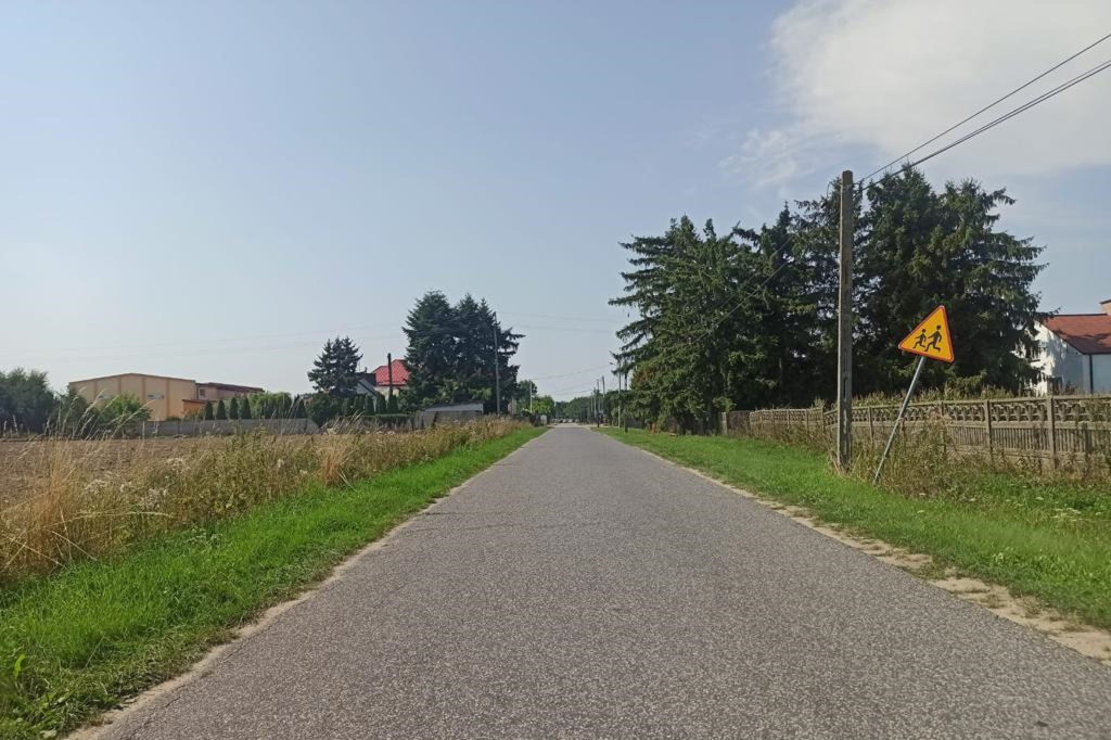 Policjanci sprawdzają tereny wokół szkół