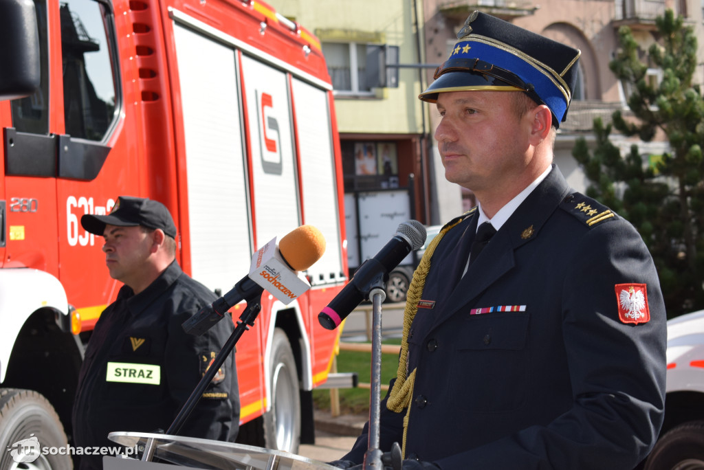 Komenda straży w Sochaczewie z nowym wozem