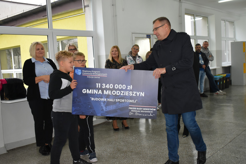 Dofinansowanie na budowę hali sportowej w Młodzieszynie