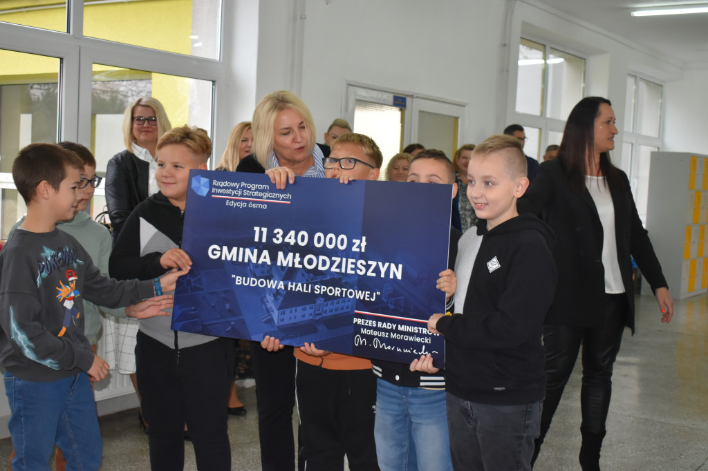 Dofinansowanie na budowę hali sportowej w Młodzieszynie