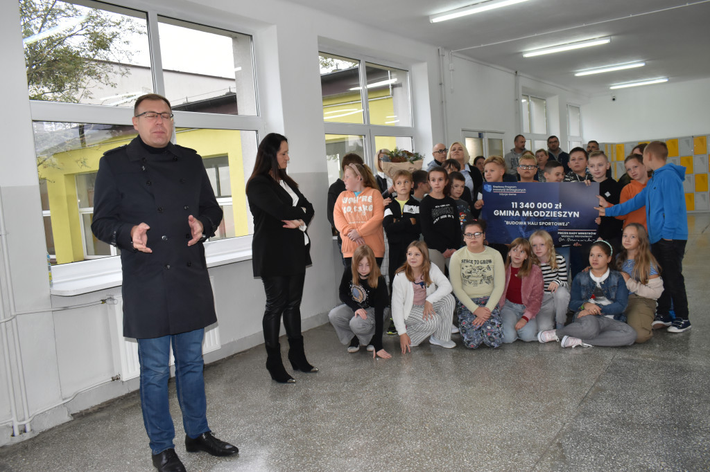 Dofinansowanie na budowę hali sportowej w Młodzieszynie