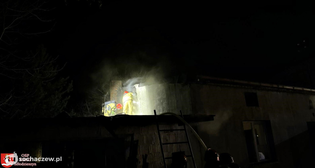 Pożar dachu budynku gospodarczego w Żukowie