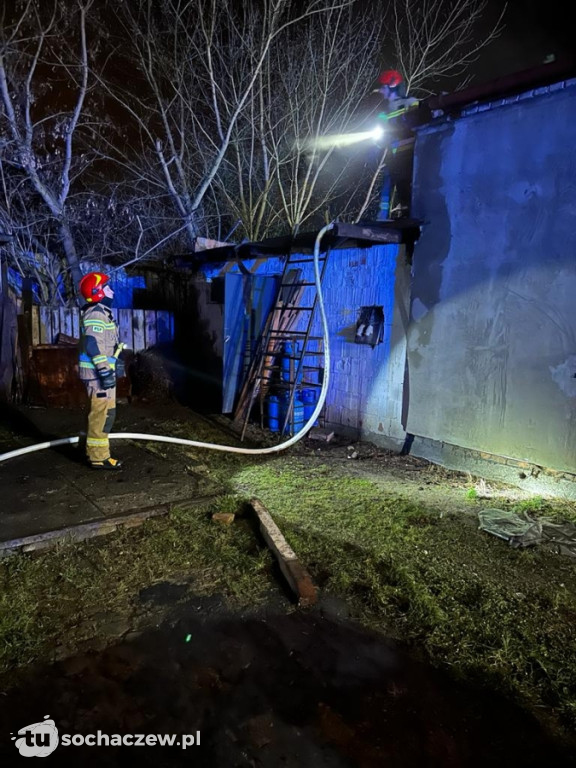 Pożar dachu budynku gospodarczego w Żukowie