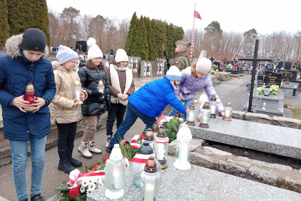 Zapłonęło VIII Światełko Pamięci dla Cichociemnych w Brzozowie Starym