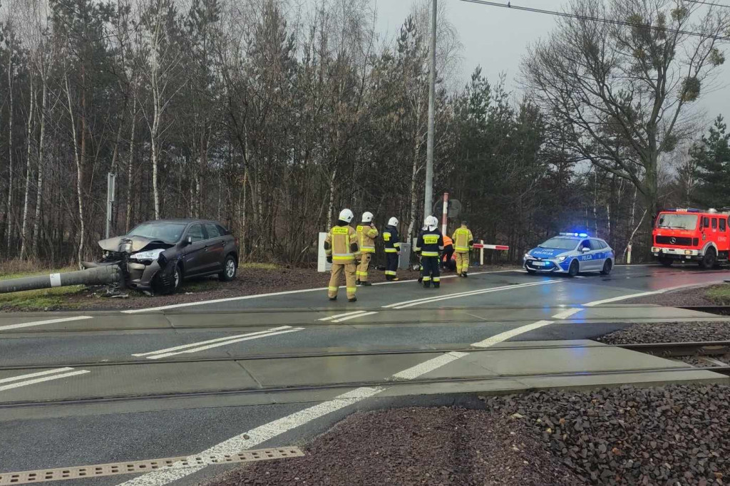 Osobówka uderzyła w słup w Zakrzewie