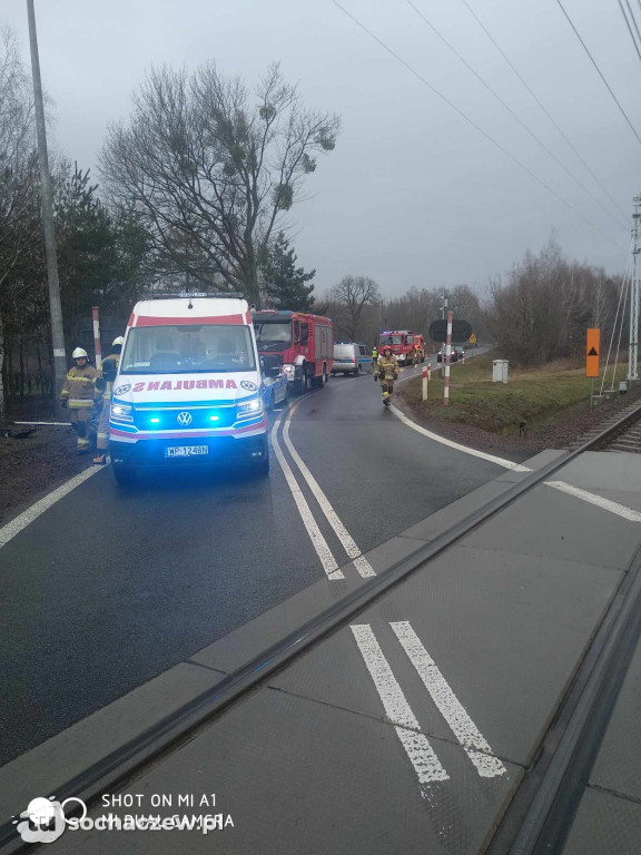 Osobówka uderzyła w słup w Zakrzewie