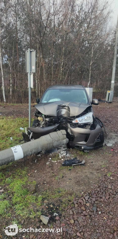 Osobówka uderzyła w słup w Zakrzewie