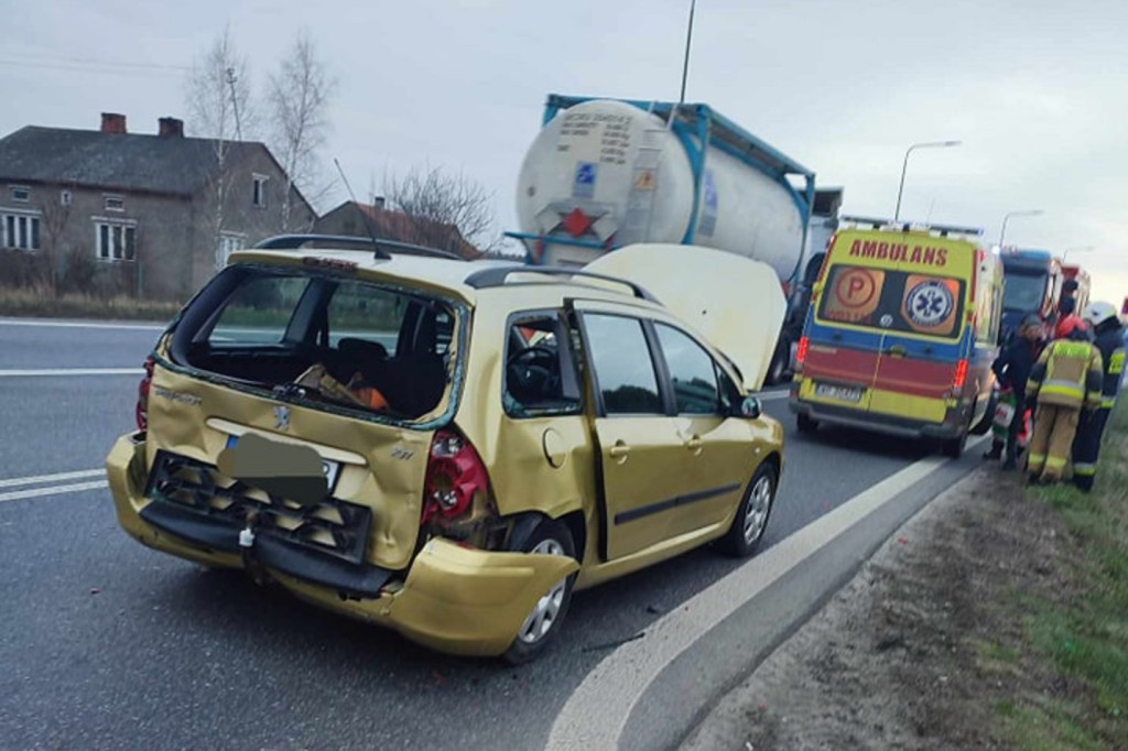 Ciężarówką w tył osobówki w Kamionie Dużym
