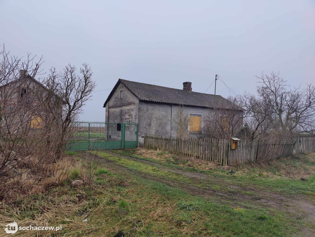 Opuszczone domy na terenie planowanego lotniska