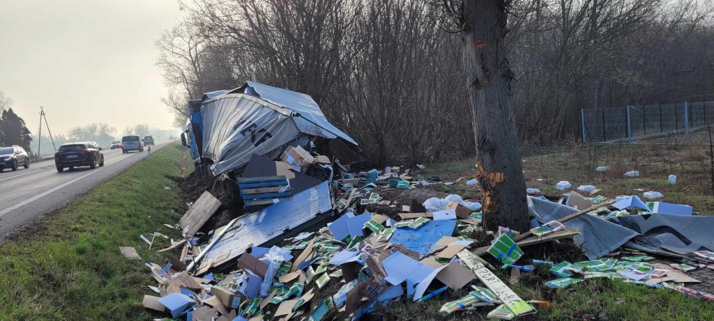 Ciężarówka w rowie: poranne zdarzenie w Serokach