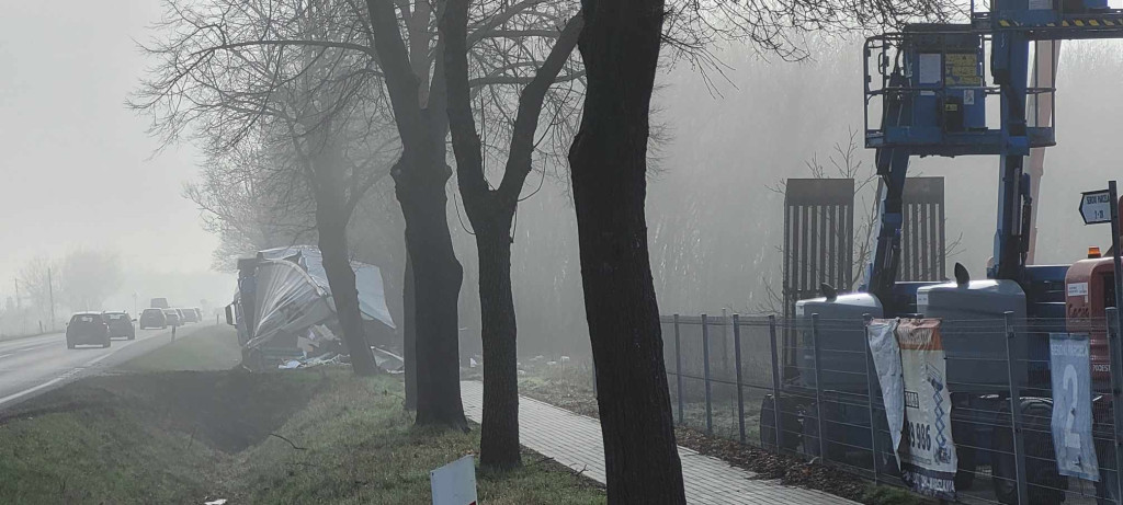 Ciężarówka w rowie: poranne zdarzenie w Serokach
