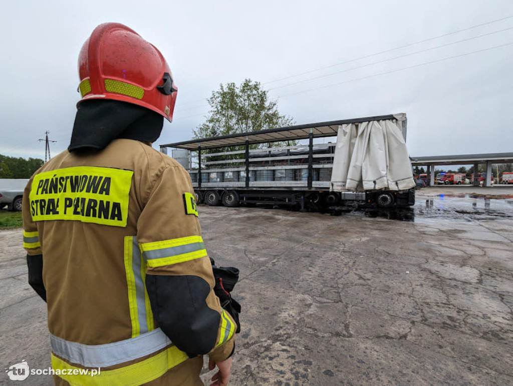 Porzucona naczepa i wyciek substancji w Kożuszkach