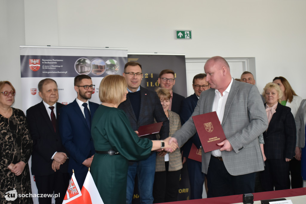 Umowa na remont 11 km dróg powiatowych podpisana