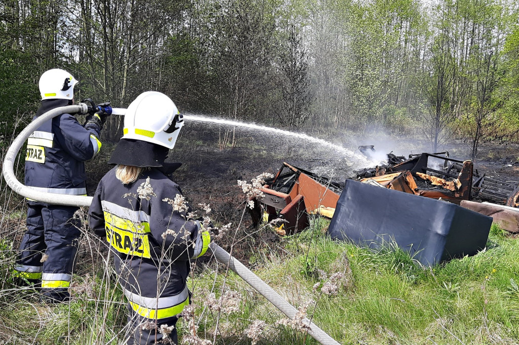 Pożar mebli i trawy w Skutkach