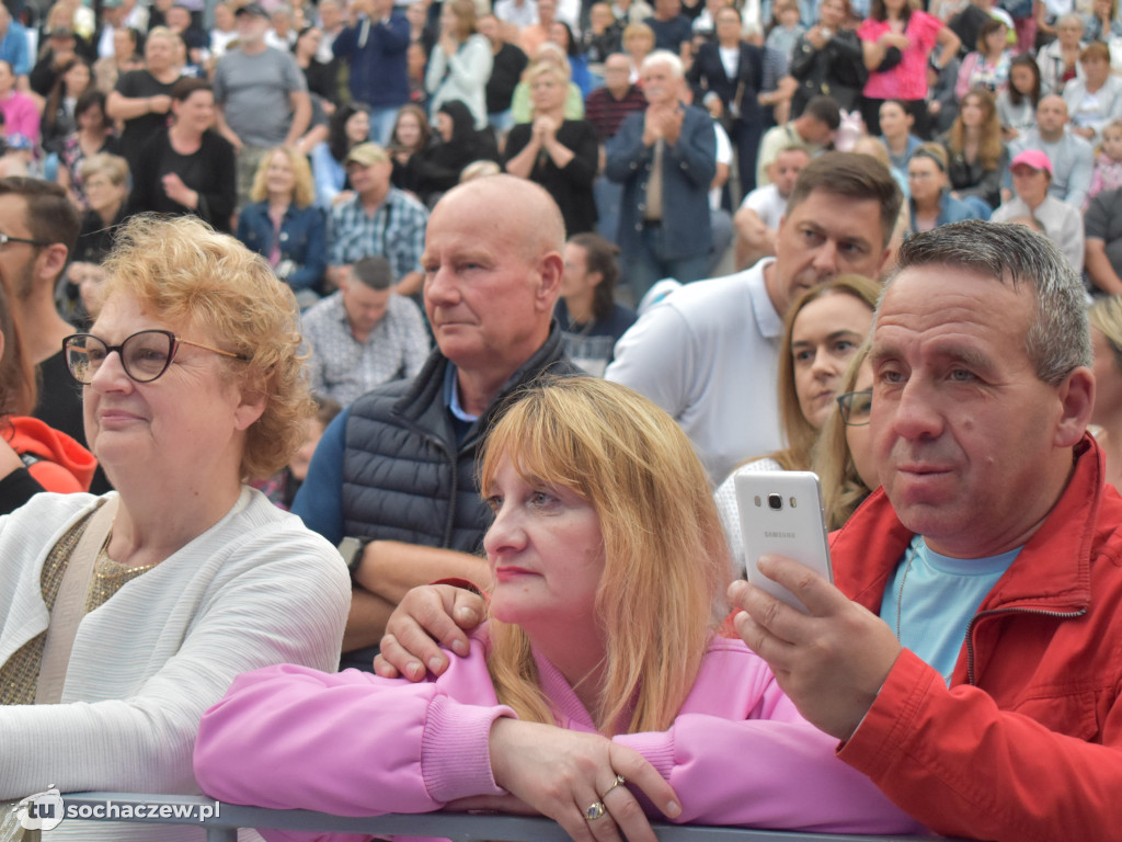 Gwiazdy muzyczne i tłum na Dniach Sochaczewa 2024