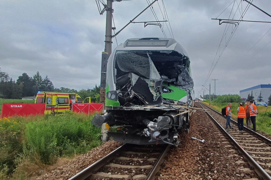 Wypadek pociągu koło Ożarowa, maszynista nie żyje