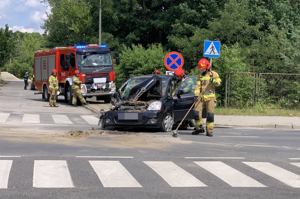 Zderzenie osobówki z koparką