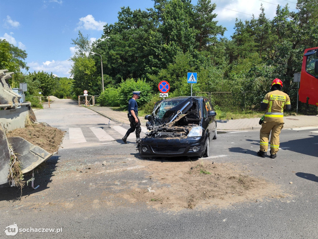 Zderzenie osobówki z koparką