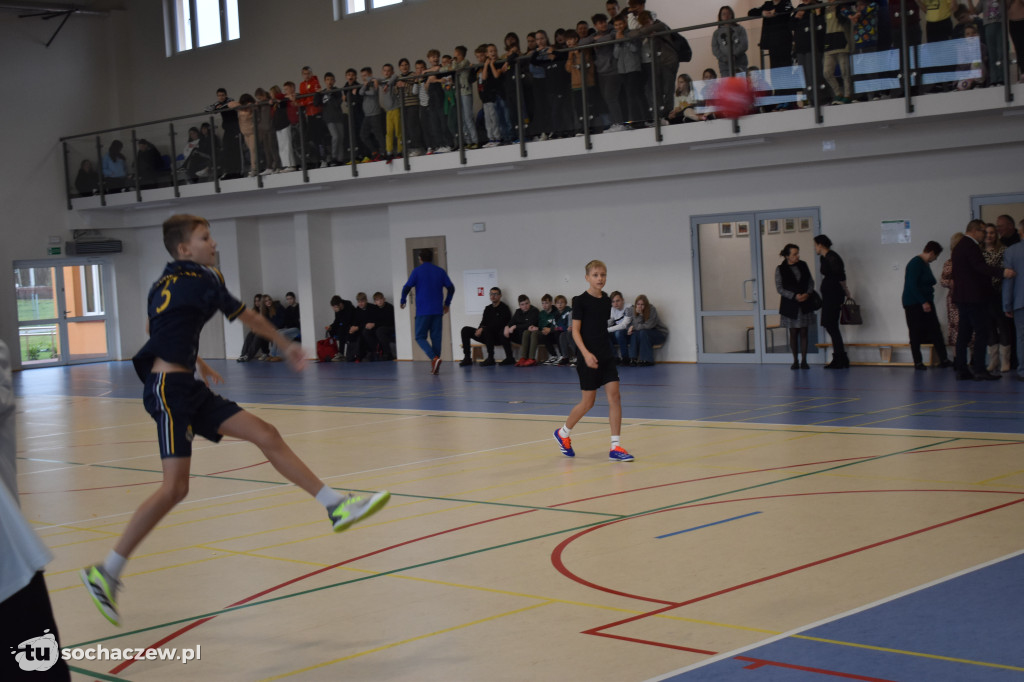 Adam Wiśniewski w szkole w Brzozowie Starym