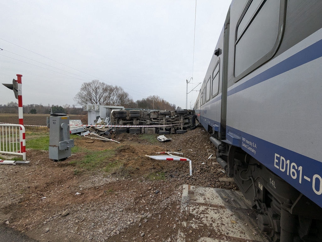 Zderzenie ciężarówki z pociągiem w Nowej Suchej