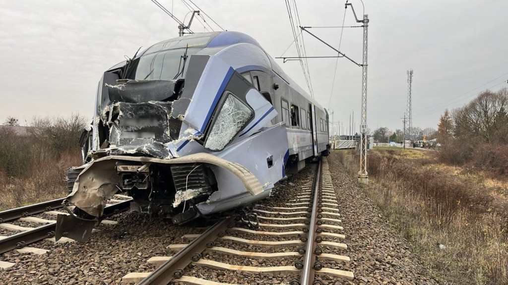 Zderzenie ciężarówki z pociągiem w Nowej Suchej