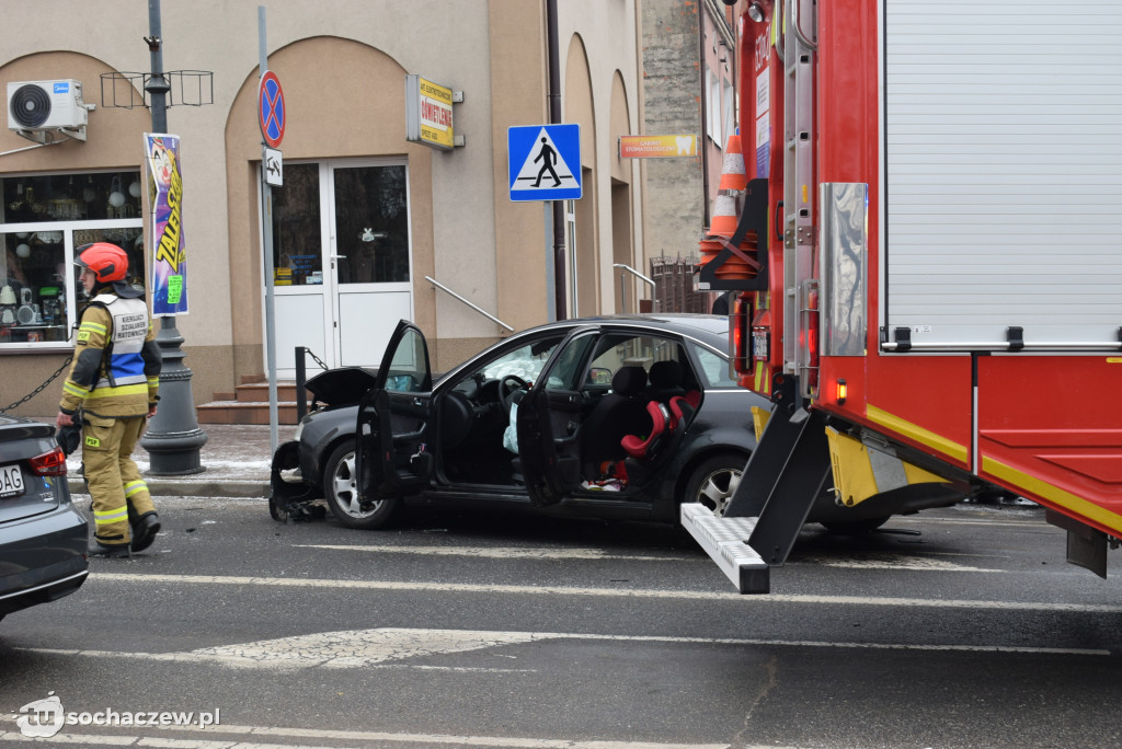 Zderzenie aut na skrzyżowaniu Traugutta z Wąską